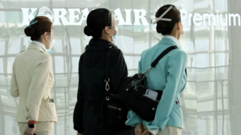 대한항공, 57년 구두 원칙 바뀌나…승무원 운동화 허용 검토