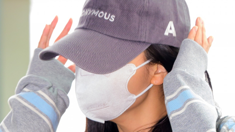 [Y이슈] 블랙핑크 지수, 취재 일정 취소하더니…모자·마스크로 가린 채 출국 
