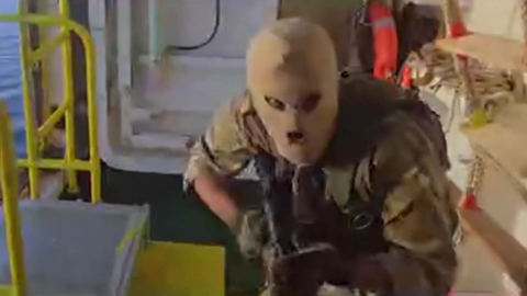 이란, '세계 최대 해운사 화물선' 나포 영상 공개…복면 쓰고 사다리로 승선