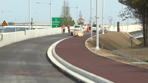 아스콘 없어 교량 포장도 '중단'…개통도 연기돼
