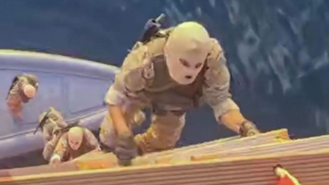 복면 쓴 혁명수비대 \'세계 최대 해운사\' 화물선 나포…해협 주도권 놓고 기싸움 고조