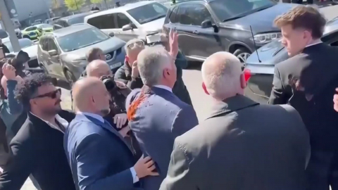 독일서 \'토마토소스 테러\' 당한 이란의 마지막 왕세자 [앵커리포트]