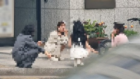 강남 초교 코앞에 등장한 헐벗은 여성들…"제재 못 한다" 왜?