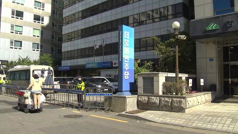 민주당사 앞 50대 남성 분신 시도…불붙기 전 경찰이 저지