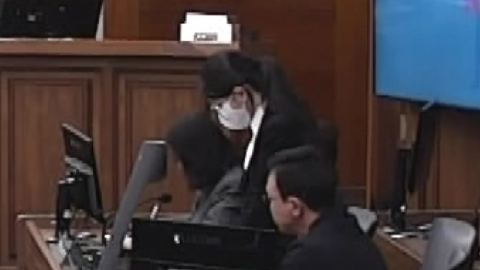 선고 내내 고개 숙인 김건희…퇴정 때는 찌푸려