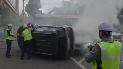 서울 신정동에서 차량 전도…"유리창 깨고 승객 구조"