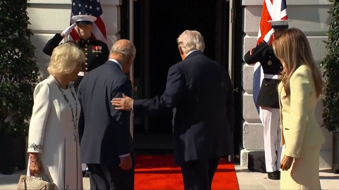 트럼프 대통령, 찰스 3세 국왕에 '결례 논란'…"어딜 감히 어깨를?" [앵커리포트]