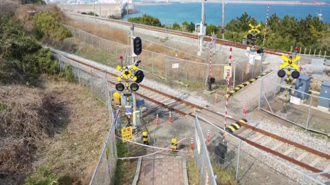 '위험천만 인생샷'에 막힌 건널목…주민 불편에 재개방