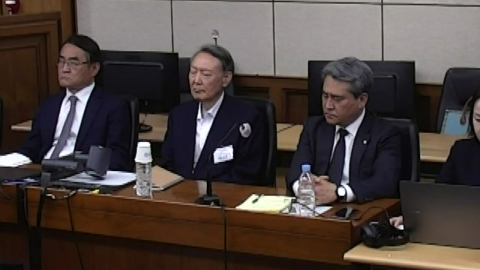 "대통령 책무 져버려"…윤, 재판 내내 '무표정'