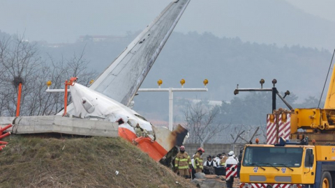NYT "무안 공항 참사, 조종사 실수가 사태 악화"...작년엔 "콘크리트 벽이 참사 규모 키워"
