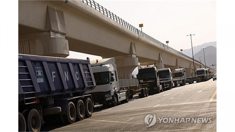 "현대판 낙타 수송 행렬...호르무즈 막히자 걸프 국가에 트럭 행렬"