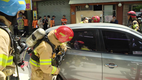 밀고 깨고…소방차 막는 불법 주정차 차량 강제처분