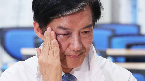 문에 부딪쳤다는 조국…눈에 시퍼런 멍 든 채 후보 등록