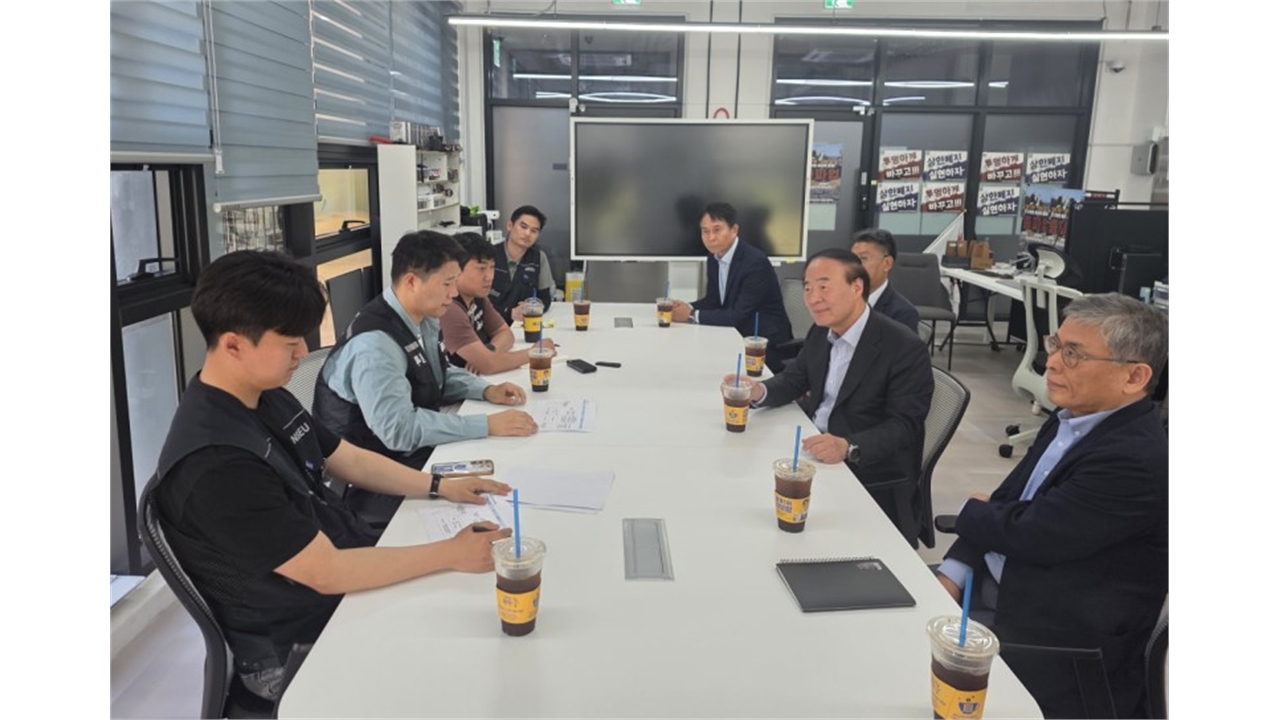 삼성전자 사장단-노조 '빈손 회동'..."일단 대화" vs "안건부터"