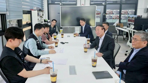부회장 갔지만 '빈손'…노조 '비공개회의 녹취 공개' 논란