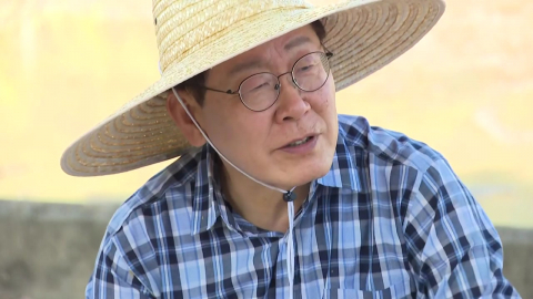 \'모내기 체험\' 나선 이 대통령…"생각보다 잘하죠?"