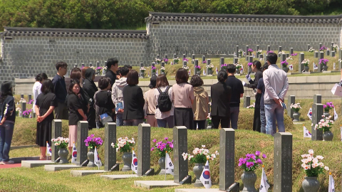 '오월 정신' 계승…5·18민주묘지 참배객 발길