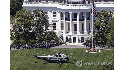 백악관 잔디밭에 콘크리트 깔까...'잔디 태우는' 새 마린원 고민