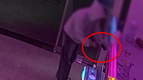 [단독] 망치로 지폐 교환기 \'쾅\'…무인 인형뽑기방 절도 용의자 검거