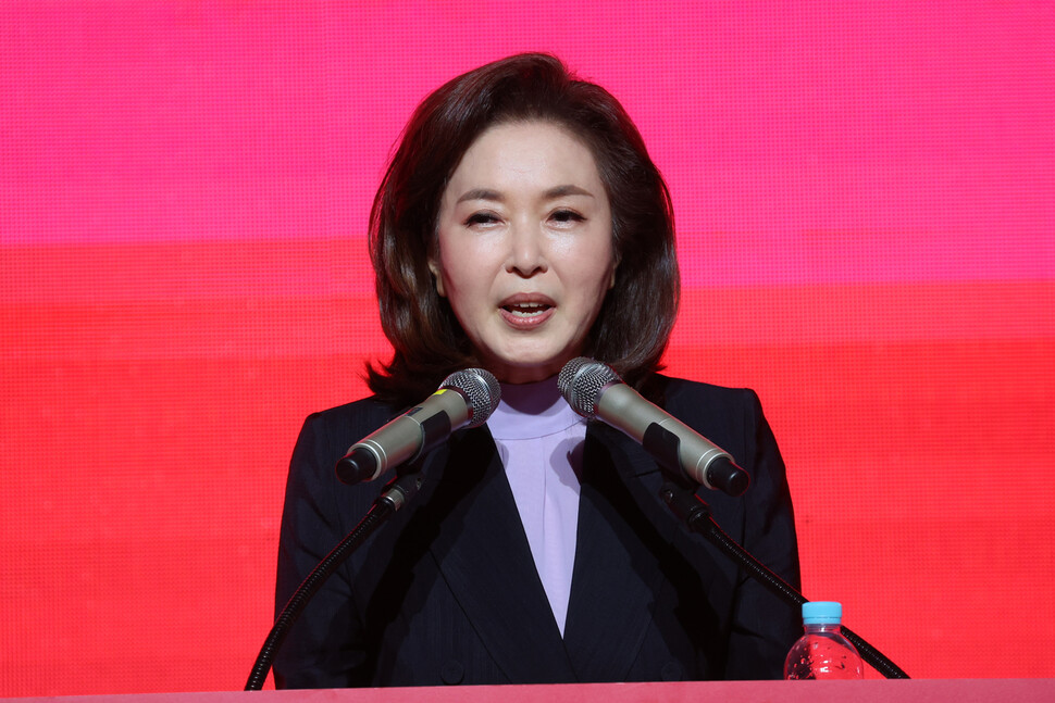 10대 여학생에 "여기 잘생긴 오빠 많다"...부산북갑서 또 발언 논란