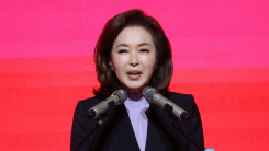 10대 여학생에 "여기 잘생긴 오빠 많다"...부산북갑서 또 발언 논란