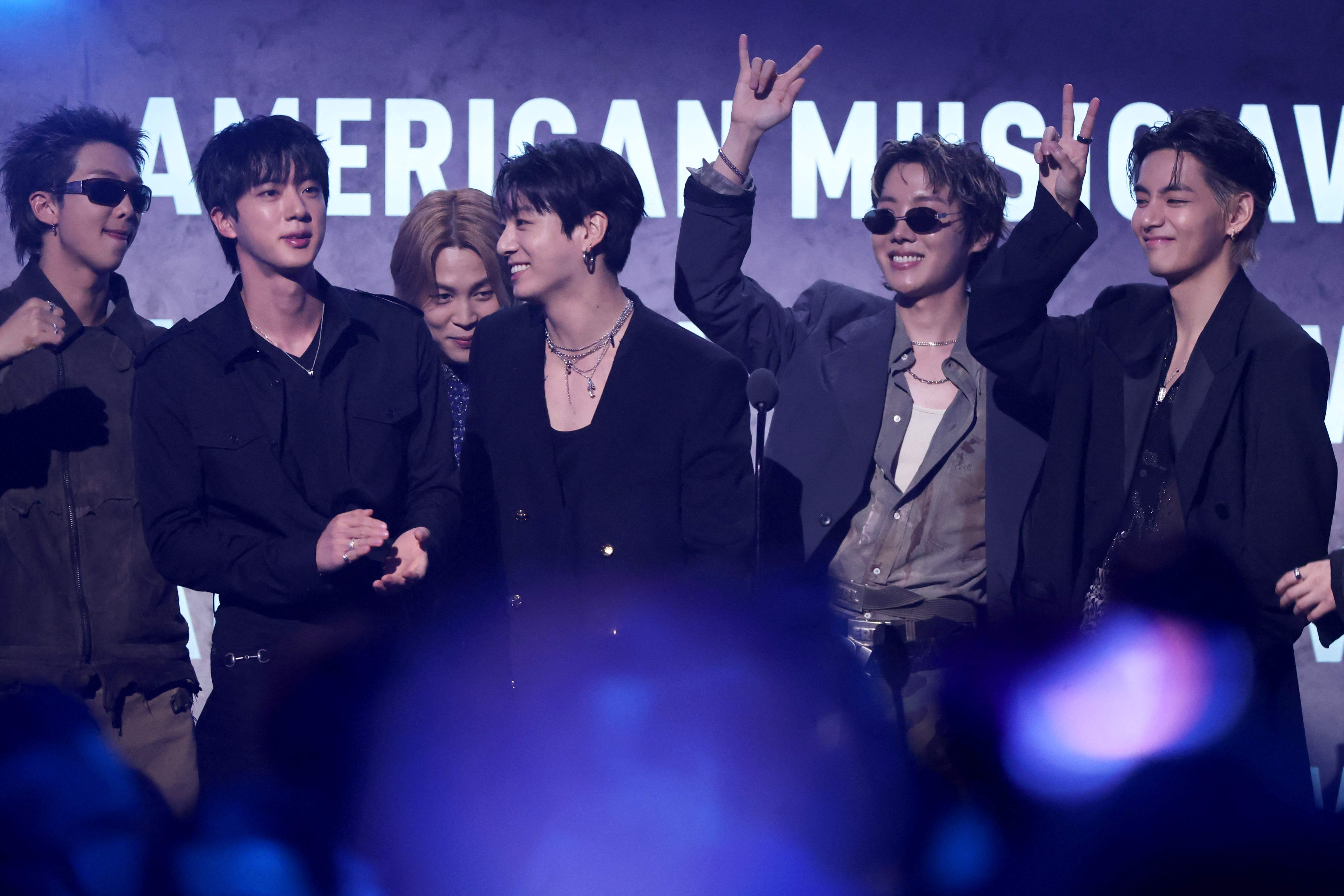 BTS, AMAs '올해의 아티스트' 탈환…군백기 끝나자마자 세계 평정