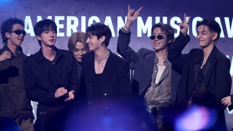 BTS, AMAs '올해의 아티스트' 탈환…군백기 끝나자마자 세계 평정