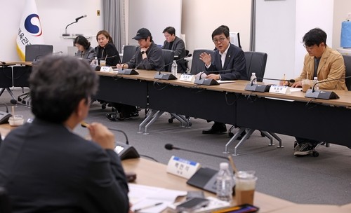 '홀드백'이 대체 뭐길래?… 극장과 OTT 상생 찾기 나선 영화계