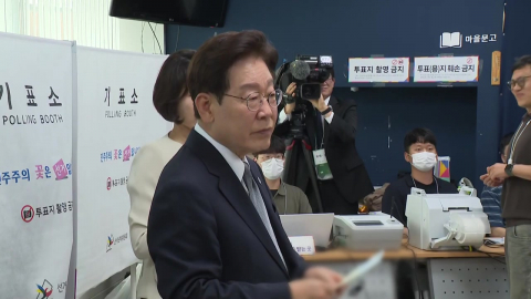 이 대통령, 투표지 들고 기표소 잠시 나와…"엄중한 사안"·"억지 주장"