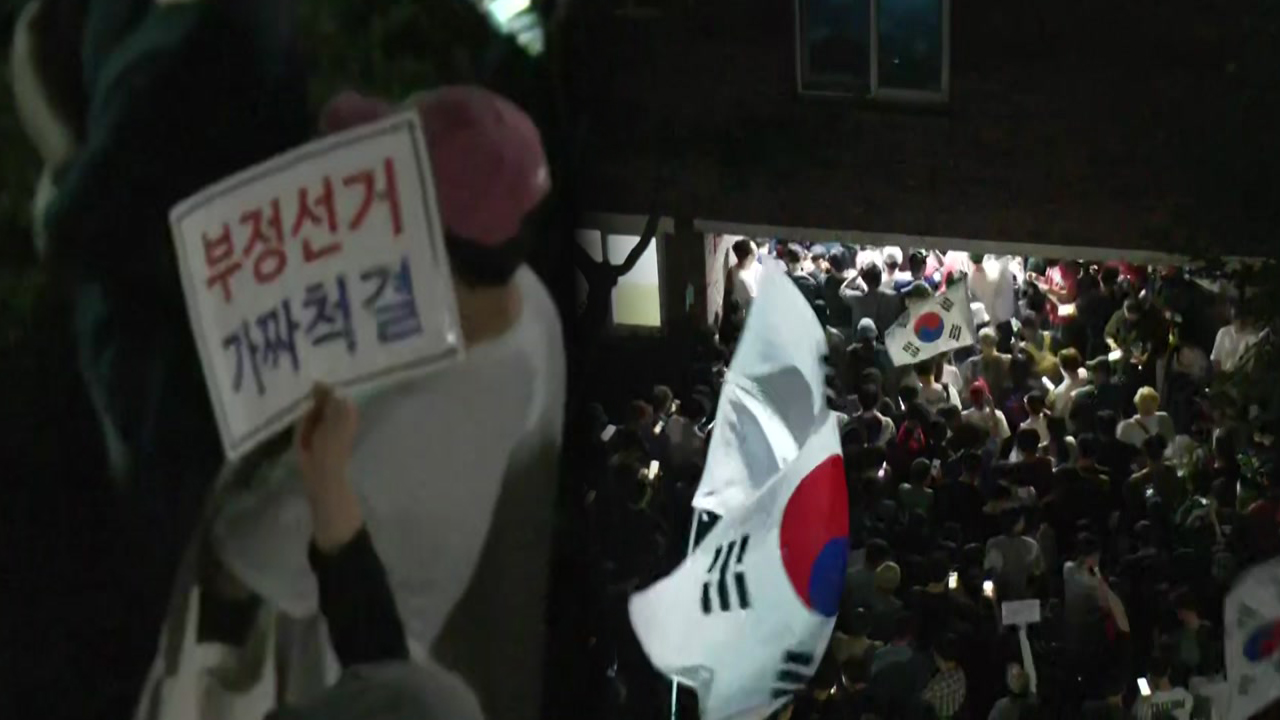 초유의 투표지 부족 사태..."투표함 못 나가" 밤샘 대치