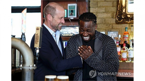 "하루 한 곳 문 닫는다"...동네 펍 구하러 나선 영국 왕세자