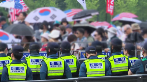 '투표지 부족' 선관위 청사·투표소 앞 시위 계속