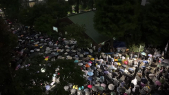 '투표 용지 부족' 이틀째 대치...구청 직원 4명 고립