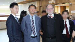 '이 대통령 명예훼손' 모스 탄 출국정지 유지...경찰 소환 전망