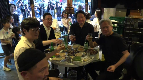 "Go, 코리아!"…삼겹살·치킨까지 '불금' 즐긴 젠슨 황