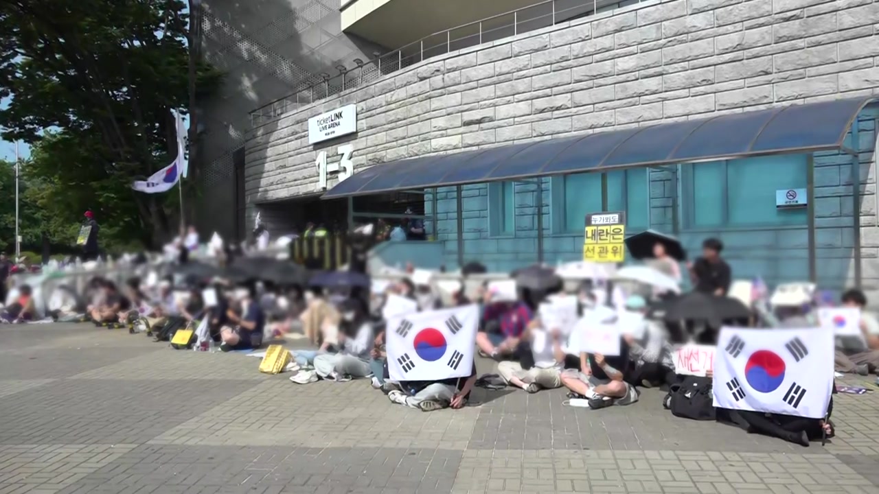 '투표지 부족' 거센 후폭풍...시위대, 이번엔 개표소 봉쇄