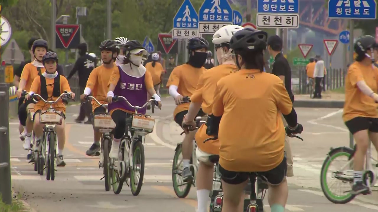 기록 경쟁 없이 즐기는 3종 경기...한강 축제 '북적'
