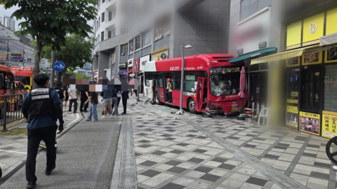 세종 상가 건물에 버스 돌진...2명 다쳐