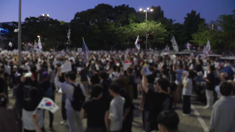 개표소 봉쇄 나흘째…새벽까지 수천 명 '밤샘 시위'