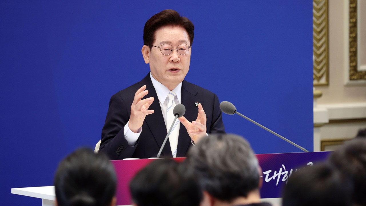 이 대통령 "선거 결과는 국민의 경고...더 낮은 자세로 겸손해야"