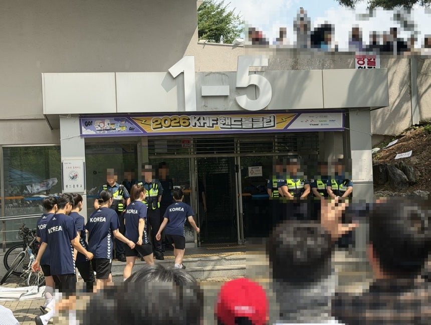잠실서 핸드볼 선수팀 가방 검사 소동...타이완 기자도 봉변