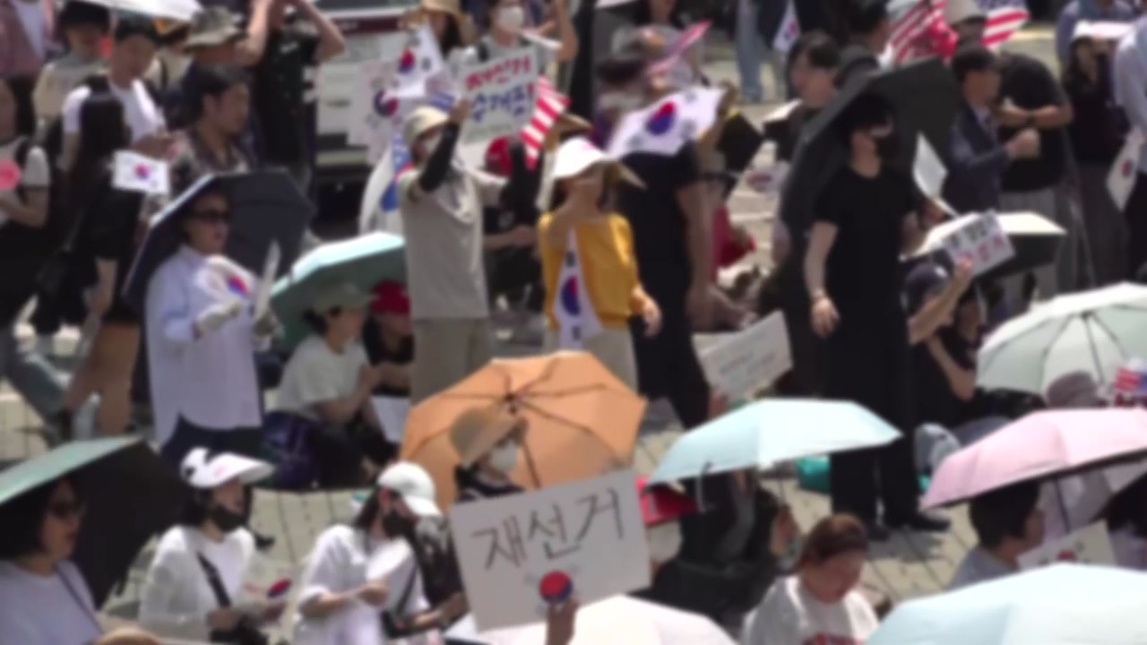개표소 농성..."재선거" 요구에 "부정선거" 구호도