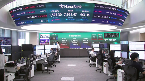코스피 다시 \'8천피\' 아래로…2.4% 하락한 7,899로 출발