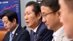 민주 비공개 의총서 정청래 조기 사퇴 요구 분출