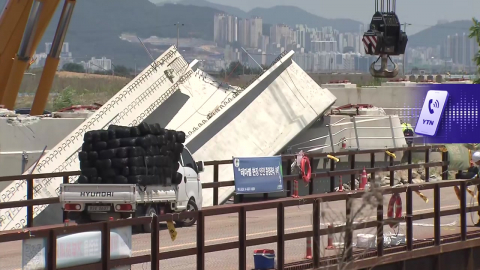 교량 연결 공사 중 구조물 붕괴…작업자 2명 중경상