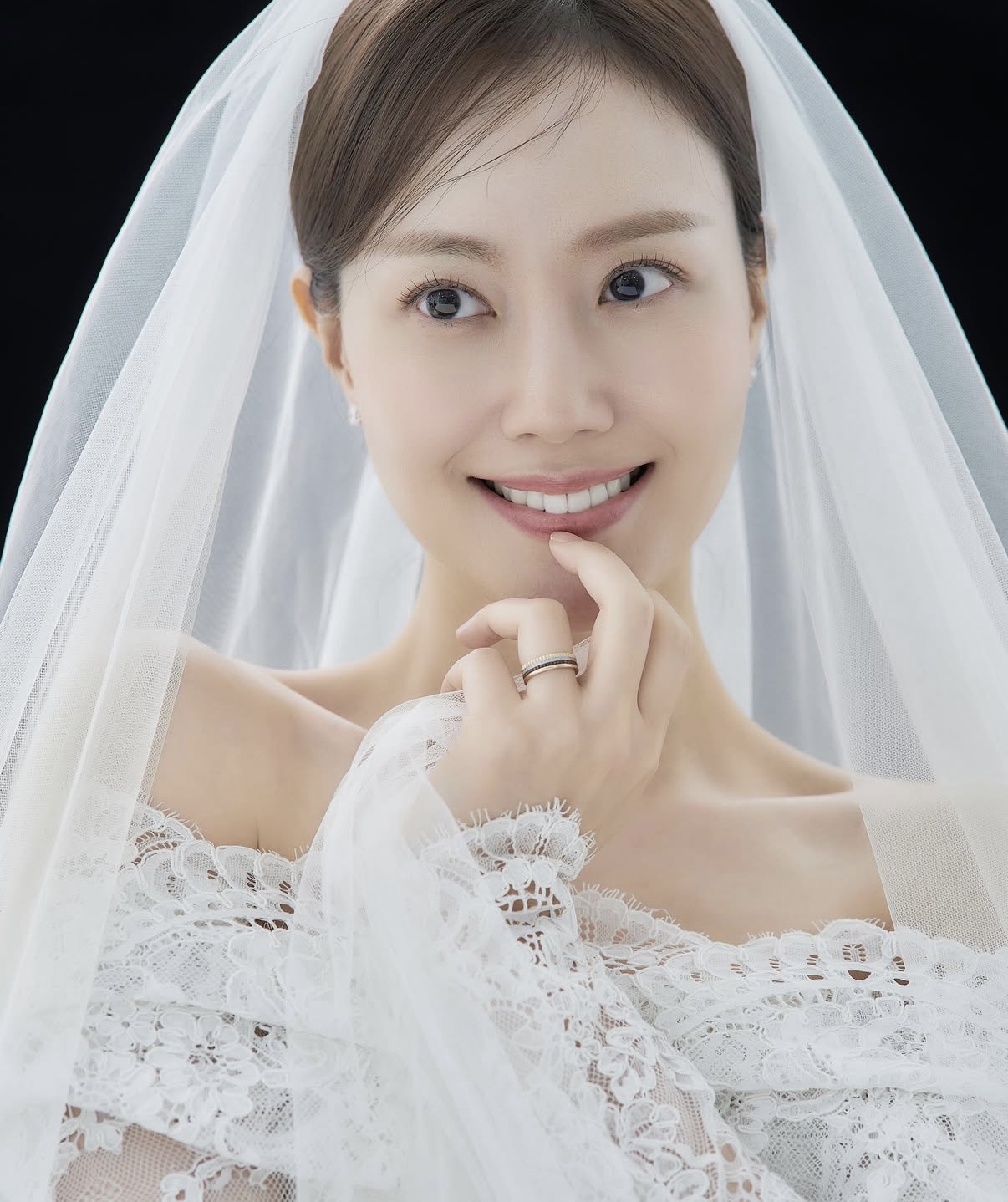 '6월 결혼' 문채원, 웨딩 화보 공개…명불허전 미모
