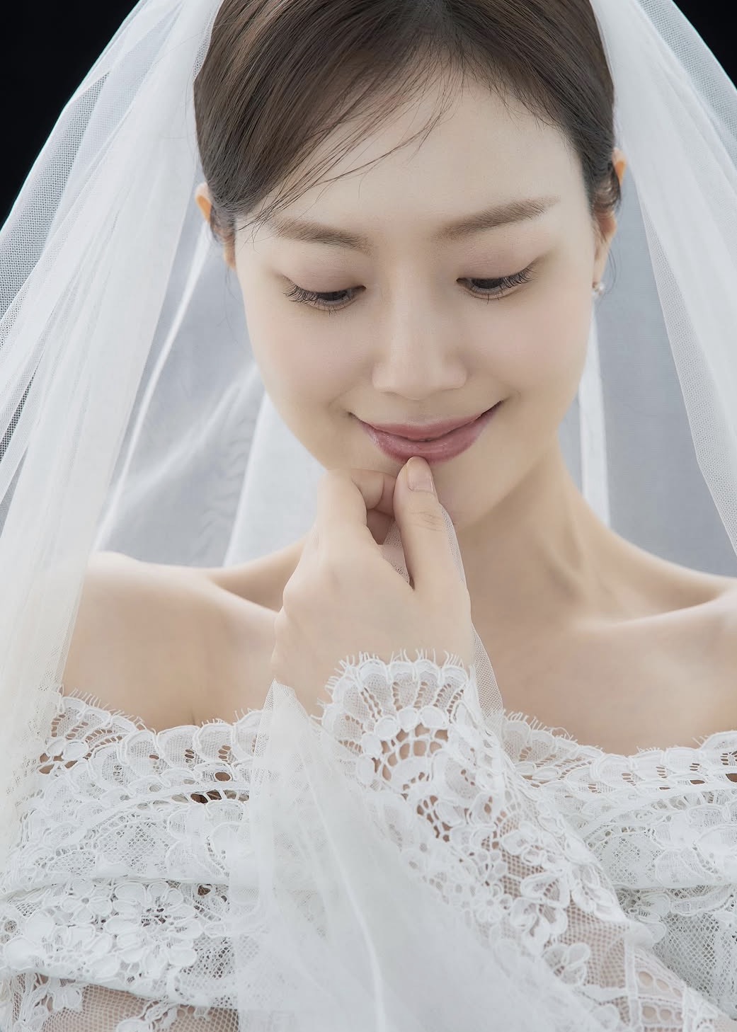 '6월 결혼' 문채원, 웨딩 화보 공개…명불허전 미모