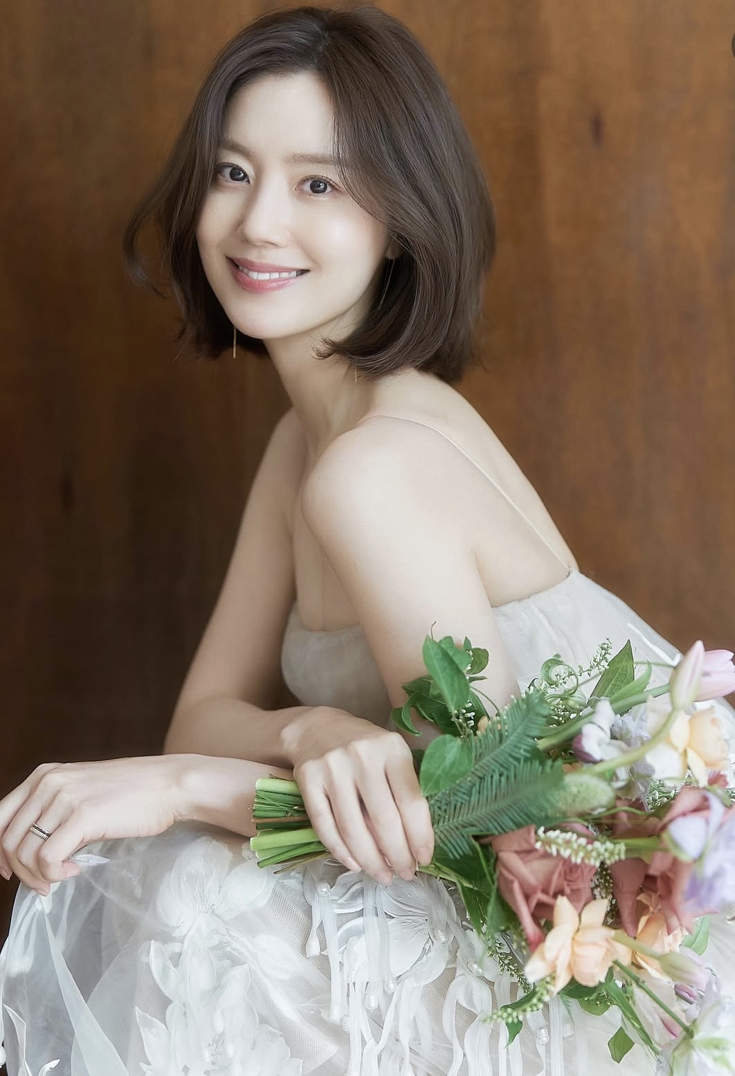 '6월 결혼' 문채원, 웨딩 화보 공개…명불허전 미모