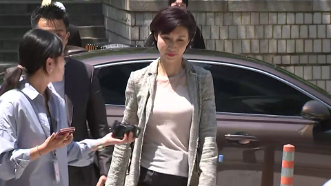 [현장영상+] 노소영, 재산분할 조정기일 출석…질문에 묵묵부답
