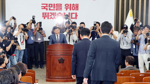 '장동혁 퇴진하라' 박수 vs "대안 없는 미래"…국민의힘 '내분' 폭발